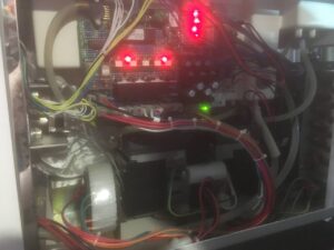 Фото автоклава Youjoy BES-12L-B-LCD в разобранном состоянии во время диагностики.